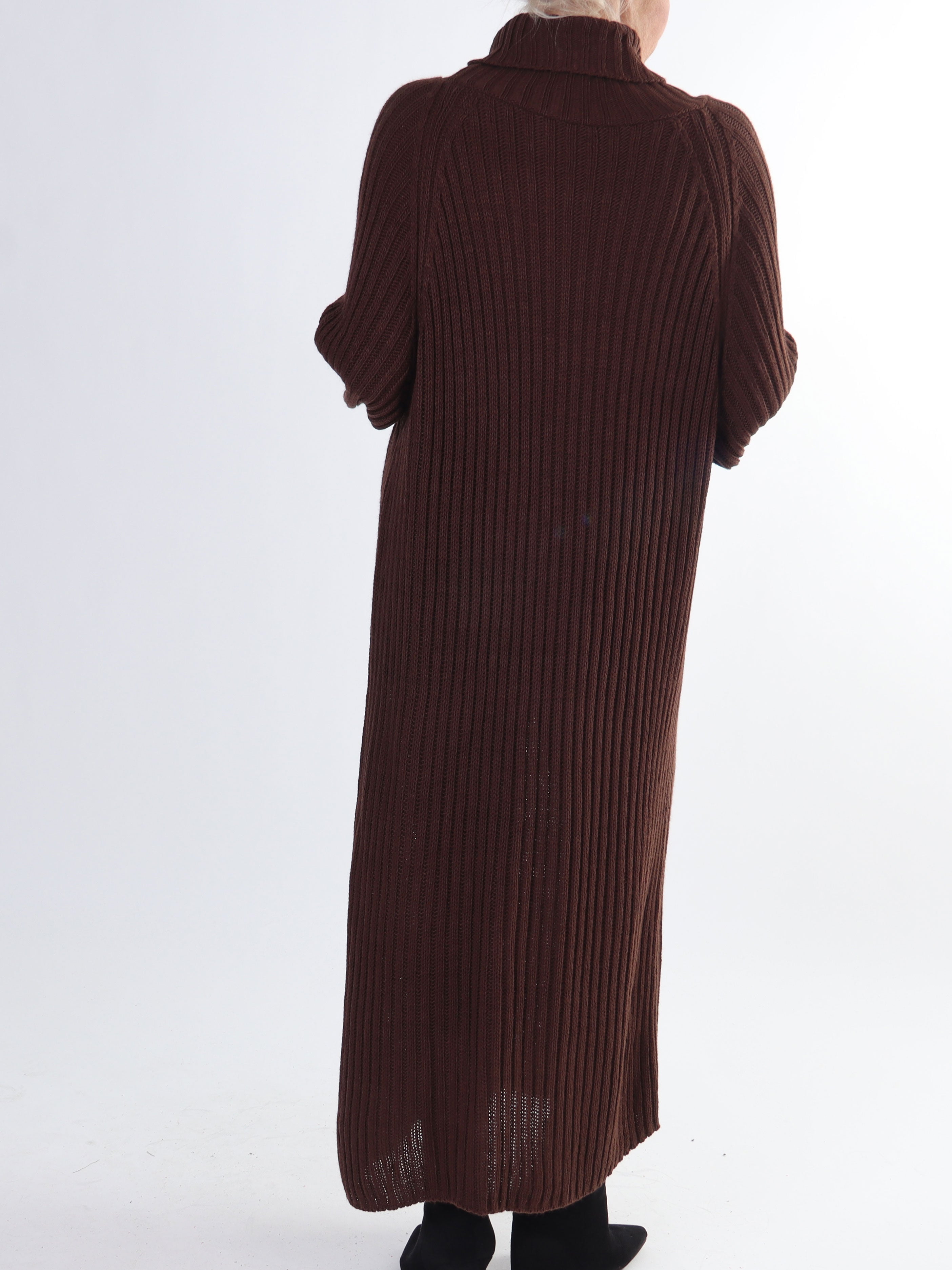 Milu - Lang plus size strikkjole med rib